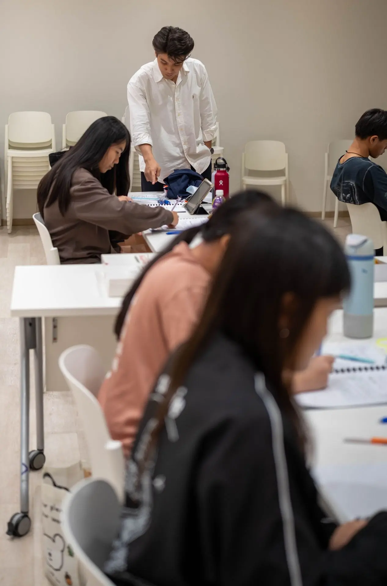 Tutor helping students