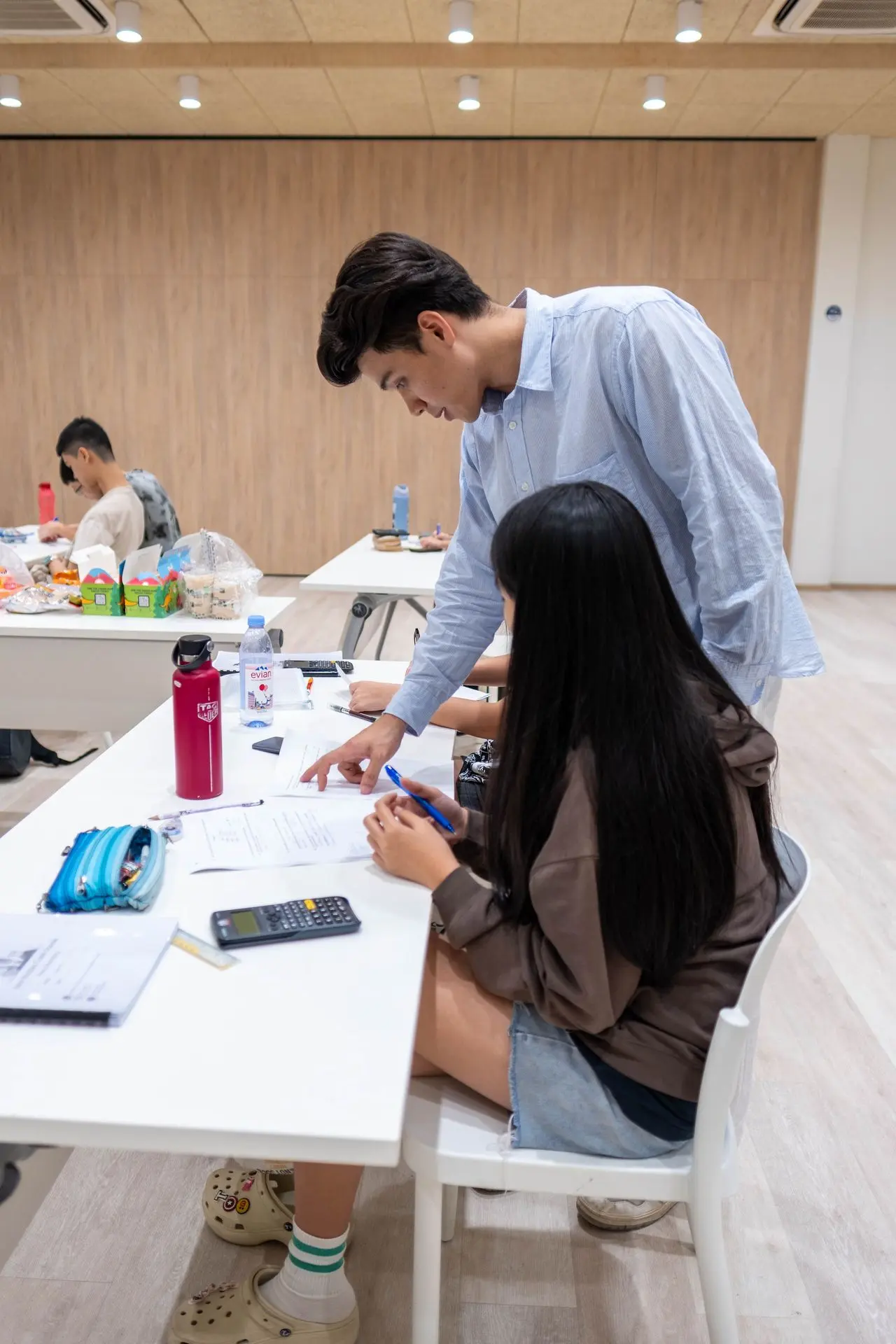 Tutor helping students