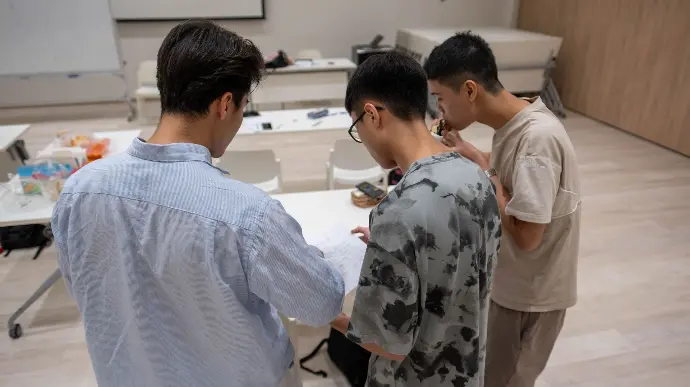 Tutor guiding students